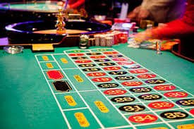 Dealer membagikan kartu di meja Live Blackjack mumu 86 dengan studio berkamera multi-angle